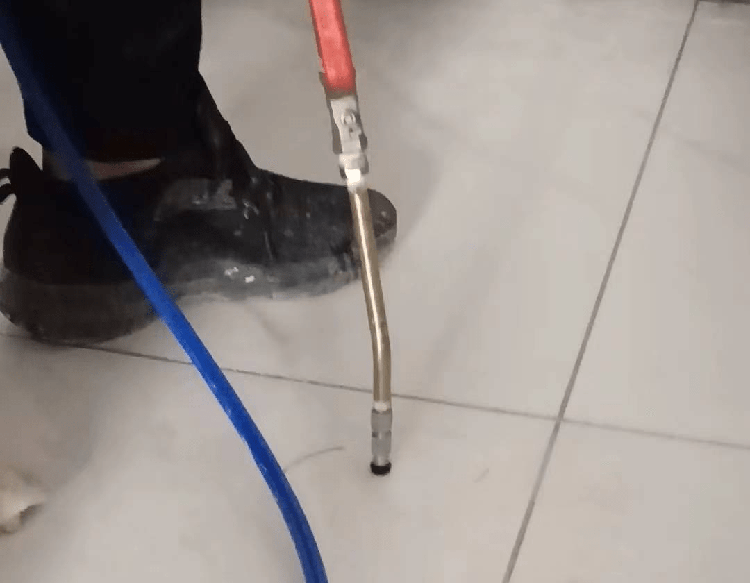 瓷砖空鼓打孔注胶(瓷砖空鼓打孔注胶后怎么填孔)